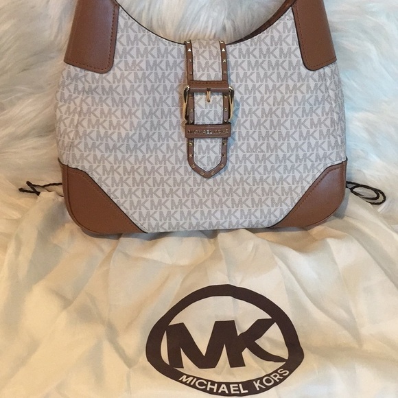 Michael Kors Lillian Vanilla Medium Shoulder Bag - Picture 5 of 17